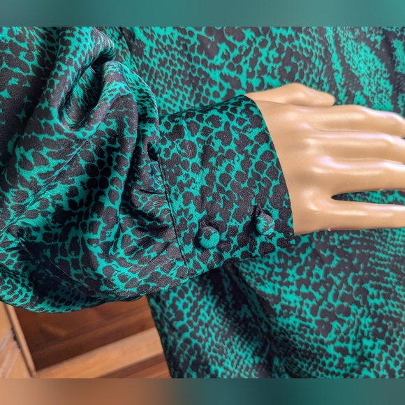 Who What Wear Green & Black Snake Skin Print Top Medium - Picture 6 of 12